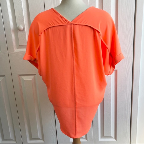 LUSH Oversized Loose Fit top With Shirttail Hem. - Picture 2 of 4